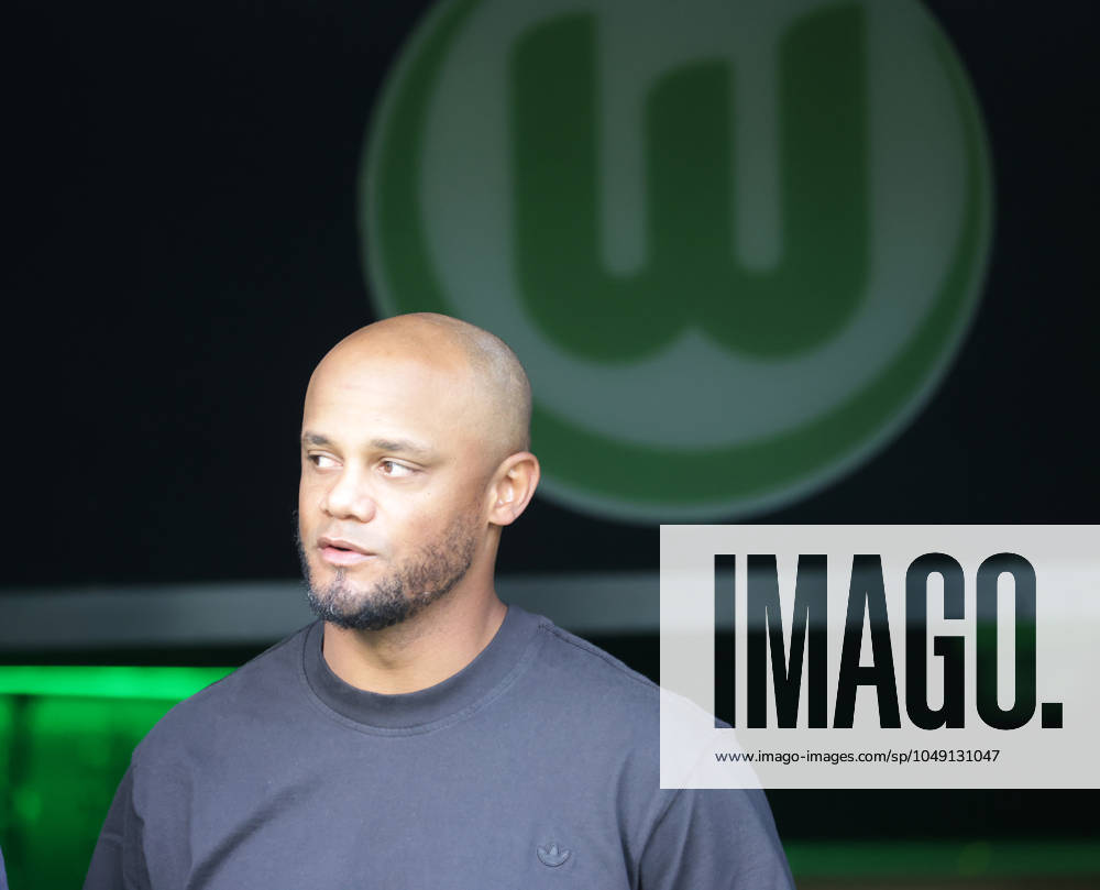 Cheftrainer Vincent Kompany (FC Bayern Muenchen) Fussball, Herren, Saison 2024 2025, 1.Liga, Bundesliga, Volkswagenarena, VfL Wolfsburg gegen FC Bayern Muenchen, 2-3 DFL REGULATIONS PROHIBIT ANY USE OF PHOTOGRAPHS AS IMAGE SEQUENCES AND OR QUASI-VIDEO.