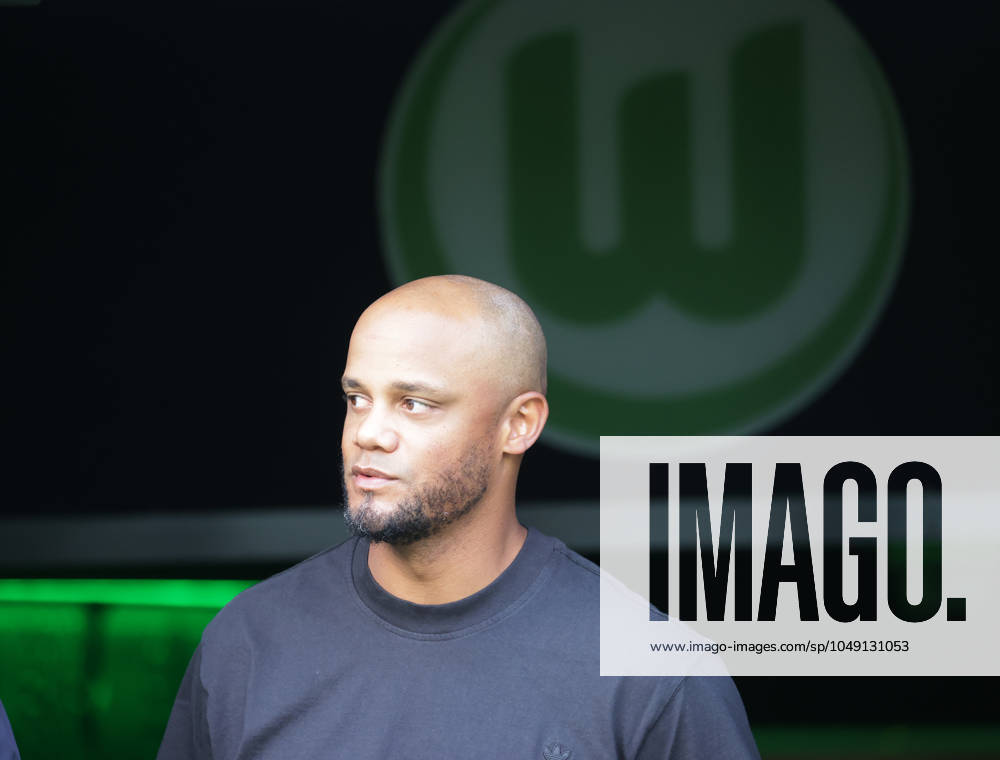 Cheftrainer Vincent Kompany (FC Bayern Muenchen) Fussball, Herren, Saison 2024 2025, 1.Liga, Bundesliga, Volkswagenarena, VfL Wolfsburg gegen FC Bayern Muenchen, 2-3 DFL REGULATIONS PROHIBIT ANY USE OF PHOTOGRAPHS AS IMAGE SEQUENCES AND OR QUASI-VIDEO.