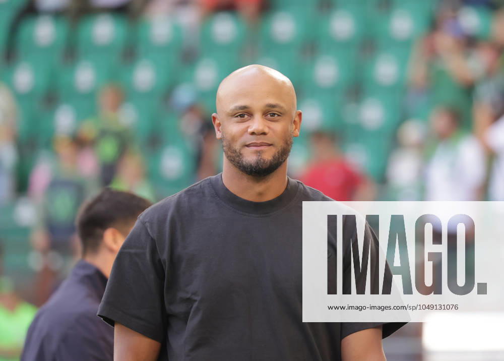 Cheftrainer Vincent Kompany (FC Bayern Muenchen) Fussball, Herren, Saison 2024 2025, 1.Liga, Bundesliga, Volkswagenarena, VfL Wolfsburg gegen FC Bayern Muenchen, 2-3 DFL REGULATIONS PROHIBIT ANY USE OF PHOTOGRAPHS AS IMAGE SEQUENCES AND OR QUASI-VIDEO.