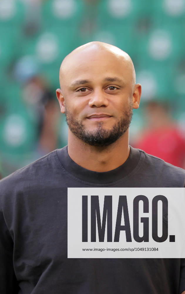 Cheftrainer Vincent Kompany (FC Bayern Muenchen) Fussball, Herren, Saison 2024 2025, 1.Liga, Bundesliga, Volkswagenarena, VfL Wolfsburg gegen FC Bayern Muenchen, 2-3 DFL REGULATIONS PROHIBIT ANY USE OF PHOTOGRAPHS AS IMAGE SEQUENCES AND OR QUASI-VIDEO.