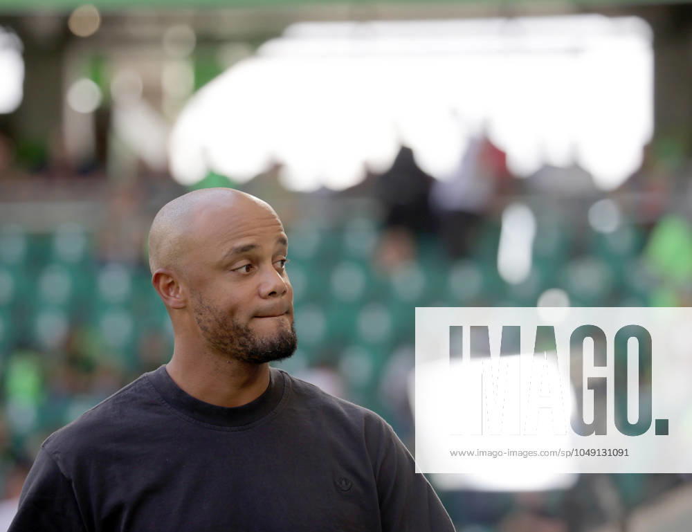 Cheftrainer Vincent Kompany (FC Bayern Muenchen) Fussball, Herren, Saison 2024 2025, 1.Liga, Bundesliga, Volkswagenarena, VfL Wolfsburg gegen FC Bayern Muenchen, 2-3 DFL REGULATIONS PROHIBIT ANY USE OF PHOTOGRAPHS AS IMAGE SEQUENCES AND OR QUASI-VIDEO.