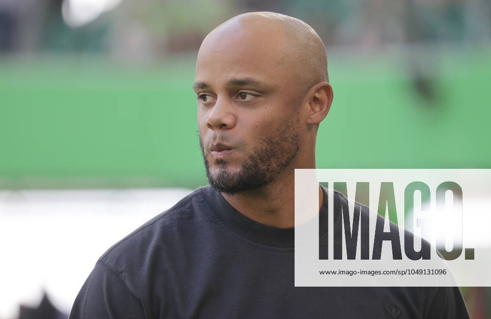 Cheftrainer Vincent Kompany (FC Bayern Muenchen) Fussball, Herren, Saison 2024 2025, 1.Liga, Bundesliga, Volkswagenarena, VfL Wolfsburg gegen FC Bayern Muenchen, 2-3 DFL REGULATIONS PROHIBIT ANY USE OF PHOTOGRAPHS AS IMAGE SEQUENCES AND OR QUASI-VIDEO.