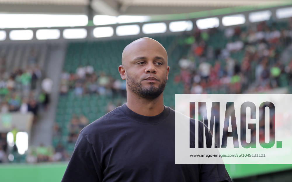 Cheftrainer Vincent Kompany (FC Bayern Muenchen) Fussball, Herren, Saison 2024 2025, 1.Liga, Bundesliga, Volkswagenarena, VfL Wolfsburg gegen FC Bayern Muenchen, 2-3 DFL REGULATIONS PROHIBIT ANY USE OF PHOTOGRAPHS AS IMAGE SEQUENCES AND OR QUASI-VIDEO.