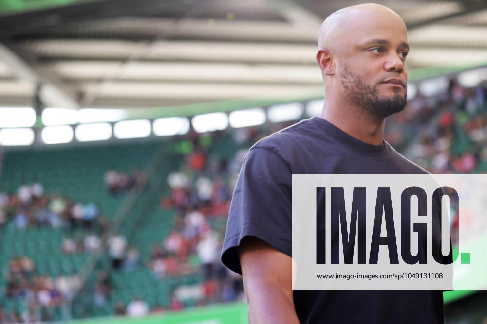 Cheftrainer Vincent Kompany (FC Bayern Muenchen) Fussball, Herren, Saison 2024 2025, 1.Liga, Bundesliga, Volkswagenarena, VfL Wolfsburg gegen FC Bayern Muenchen, 2-3 DFL REGULATIONS PROHIBIT ANY USE OF PHOTOGRAPHS AS IMAGE SEQUENCES AND OR QUASI-VIDEO.