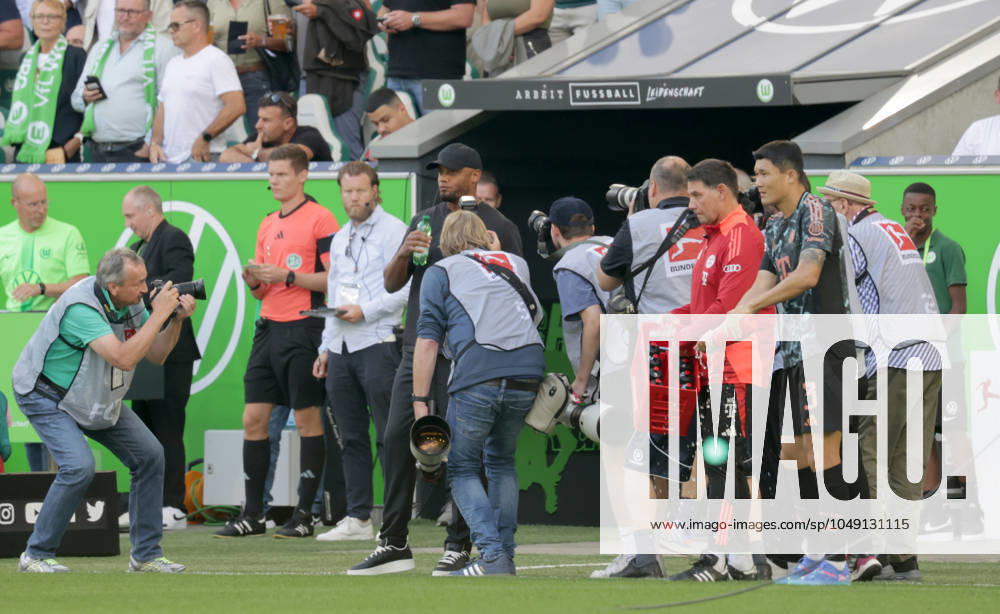 Cheftrainer Vincent Kompany (FC Bayern Muenchen) im Fokus der Fotografen Fussball, Herren, Saison 2024 2025, 1.Liga, Bundesliga, Volkswagenarena, VfL Wolfsburg gegen FC Bayern Muenchen, 2-3 DFL REGULATIONS PROHIBIT ANY USE OF PHOTOGRAPHS AS IMAGE SEQUENCES AND OR QUASI-VIDEO.