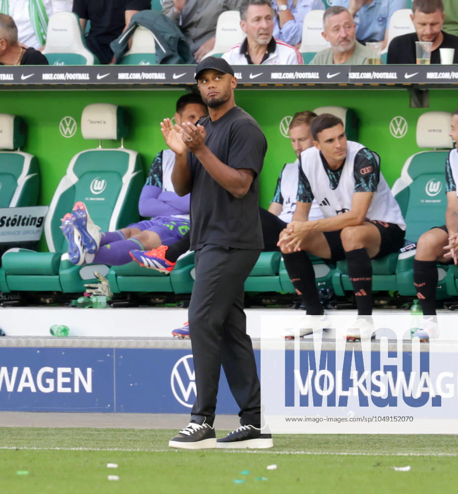 Cheftrainer Vincent Kompany (FC Bayern Muenchen) Fussball, Herren, Saison 2024 2025, 1.Liga, Bundesliga, Volkswagenarena, VfL Wolfsburg gegen FC Bayern Muenchen, 2-3 DFL REGULATIONS PROHIBIT ANY USE OF PHOTOGRAPHS AS IMAGE SEQUENCES AND OR QUASI-VIDEO.