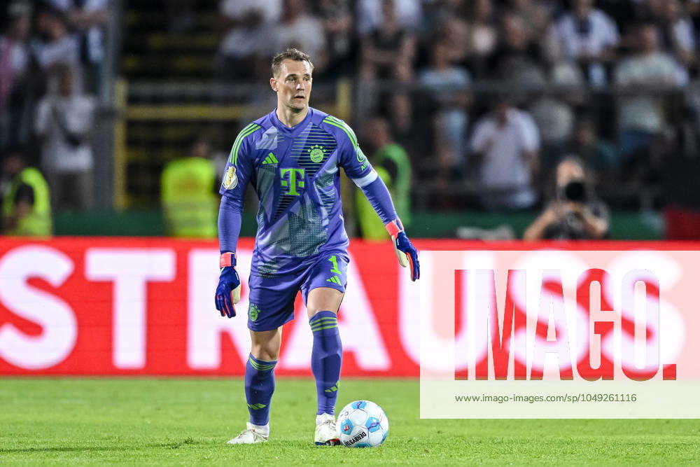 Torwart Manuel Neuer (FC Bayern Muenchen) in Aktion, am Ball, Einzelaktion waehrend des DFB-Pokal - erstrunden Spiels zwischen dem SSV Ulm 1846 Fussball und FC Bayern München im Donaustadion am 16. August 2024 in Ulm, Deutschland. (Foto von Harry Langer DeFodi Images) +++ Torwart Manuel Neuer (FC Bayern Muenchen) controls the Ball during the DFB-Pokal - First Round match between SSV Ulm 1846 Fussball and FC Bayern Muenchen at Donaustadion on August 16, 2024 in Ulm, Germany. (Photo by Harry Langer DeFodi Images) DFB DFL REGULATIONS PROHIBIT ANY USE OF PHOTOGRAPHS AS IMAGE SEQUENCES AND OR QUASI-VIDEO. (Photo by Harry Langer DeFodi Images) DFB DFL REGULATIONS PROHIBIT ANY USE OF PHOTOGRAPHS AS IMAGE SEQUENCES AND OR QUASI-VIDEO. Defodi-541_SSVFCB240816_177