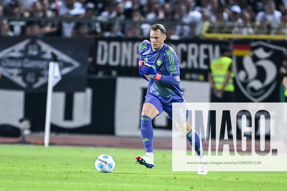Torwart Manuel Neuer (FC Bayern Muenchen) in Aktion, am Ball, Einzelaktion waehrend des DFB-Pokal - erstrunden Spiels zwischen dem SSV Ulm 1846 Fussball und FC Bayern München im Donaustadion am 16. August 2024 in Ulm, Deutschland. (Foto von Harry Langer DeFodi Images) +++ Torwart Manuel Neuer (FC Bayern Muenchen) controls the Ball during the DFB-Pokal - First Round match between SSV Ulm 1846 Fussball and FC Bayern Muenchen at Donaustadion on August 16, 2024 in Ulm, Germany. (Photo by Harry Langer DeFodi Images) DFB DFL REGULATIONS PROHIBIT ANY USE OF PHOTOGRAPHS AS IMAGE SEQUENCES AND OR QUASI-VIDEO. (Photo by Harry Langer DeFodi Images) DFB DFL REGULATIONS PROHIBIT ANY USE OF PHOTOGRAPHS AS IMAGE SEQUENCES AND OR QUASI-VIDEO. Defodi-541_SSVFCB240816_202