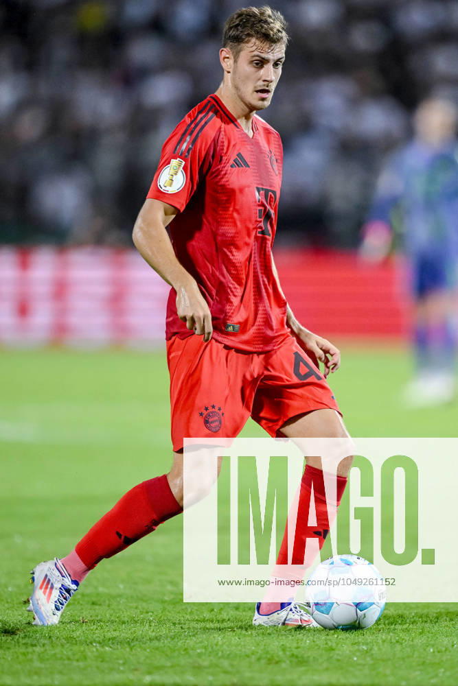 Josip Stanisic (FC Bayern Muenchen) in Aktion, am Ball, Einzelaktion waehrend des DFB-Pokal - erstrunden Spiels zwischen dem SSV Ulm 1846 Fussball und FC Bayern München im Donaustadion am 16. August 2024 in Ulm, Deutschland. (Foto von Harry Langer DeFodi Images) +++ Josip Stanisic (FC Bayern Muenchen) controls the Ball during the DFB-Pokal - First Round match between SSV Ulm 1846 Fussball and FC Bayern Muenchen at Donaustadion on August 16, 2024 in Ulm, Germany. (Photo by Harry Langer DeFodi Images) DFB DFL REGULATIONS PROHIBIT ANY USE OF PHOTOGRAPHS AS IMAGE SEQUENCES AND OR QUASI-VIDEO. (Photo by Harry Langer DeFodi Images) DFB DFL REGULATIONS PROHIBIT ANY USE OF PHOTOGRAPHS AS IMAGE SEQUENCES AND OR QUASI-VIDEO. Defodi-541_SSVFCB240816_227