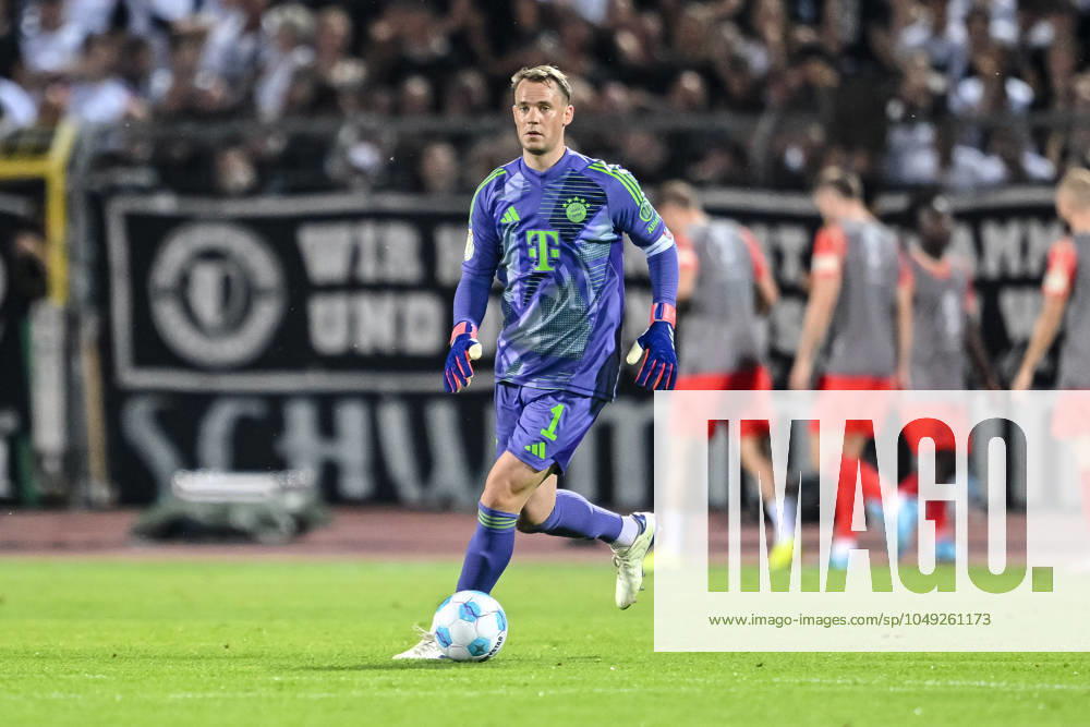 Torwart Manuel Neuer (FC Bayern Muenchen) in Aktion, am Ball, Einzelaktion waehrend des DFB-Pokal - erstrunden Spiels zwischen dem SSV Ulm 1846 Fussball und FC Bayern München im Donaustadion am 16. August 2024 in Ulm, Deutschland. (Foto von Harry Langer DeFodi Images) +++ Torwart Manuel Neuer (FC Bayern Muenchen) controls the Ball during the DFB-Pokal - First Round match between SSV Ulm 1846 Fussball and FC Bayern Muenchen at Donaustadion on August 16, 2024 in Ulm, Germany. (Photo by Harry Langer DeFodi Images) DFB DFL REGULATIONS PROHIBIT ANY USE OF PHOTOGRAPHS AS IMAGE SEQUENCES AND OR QUASI-VIDEO. (Photo by Harry Langer DeFodi Images) DFB DFL REGULATIONS PROHIBIT ANY USE OF PHOTOGRAPHS AS IMAGE SEQUENCES AND OR QUASI-VIDEO. Defodi-541_SSVFCB240816_266