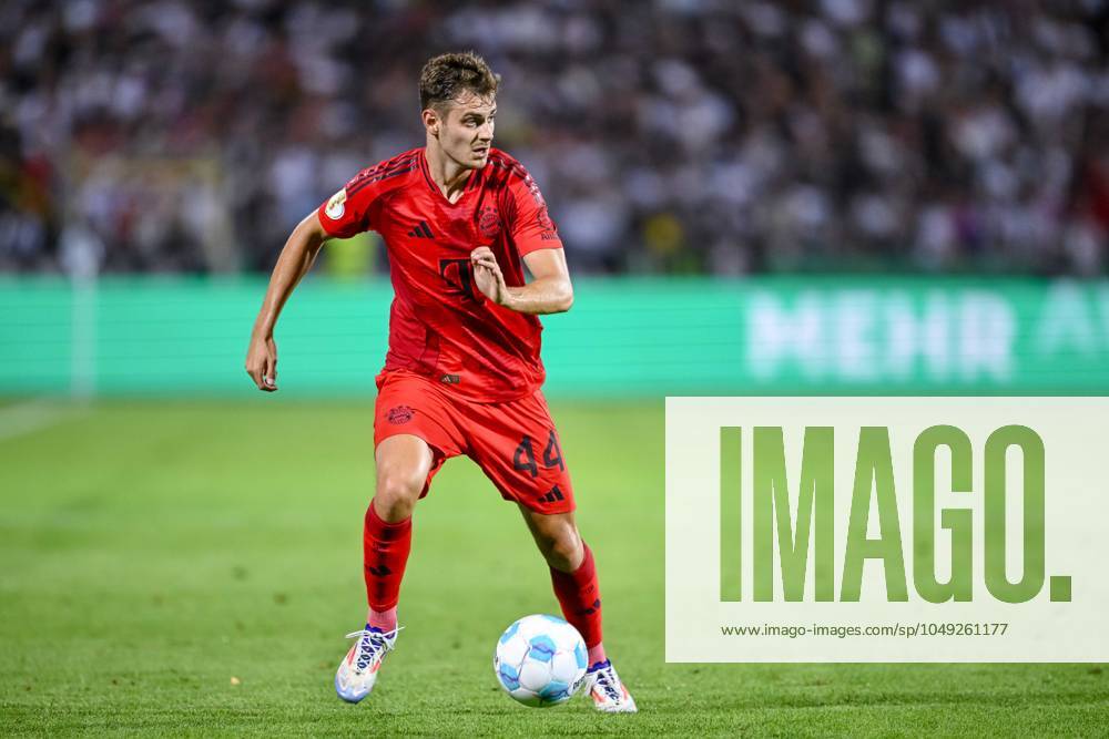 Josip Stanisic (FC Bayern Muenchen) in Aktion, am Ball, Einzelaktion waehrend des DFB-Pokal - erstrunden Spiels zwischen dem SSV Ulm 1846 Fussball und FC Bayern München im Donaustadion am 16. August 2024 in Ulm, Deutschland. (Foto von Harry Langer DeFodi Images) +++ Josip Stanisic (FC Bayern Muenchen) controls the Ball during the DFB-Pokal - First Round match between SSV Ulm 1846 Fussball and FC Bayern Muenchen at Donaustadion on August 16, 2024 in Ulm, Germany. (Photo by Harry Langer DeFodi Images) DFB DFL REGULATIONS PROHIBIT ANY USE OF PHOTOGRAPHS AS IMAGE SEQUENCES AND OR QUASI-VIDEO. (Photo by Harry Langer DeFodi Images) DFB DFL REGULATIONS PROHIBIT ANY USE OF PHOTOGRAPHS AS IMAGE SEQUENCES AND OR QUASI-VIDEO. Defodi-541_SSVFCB240816_270