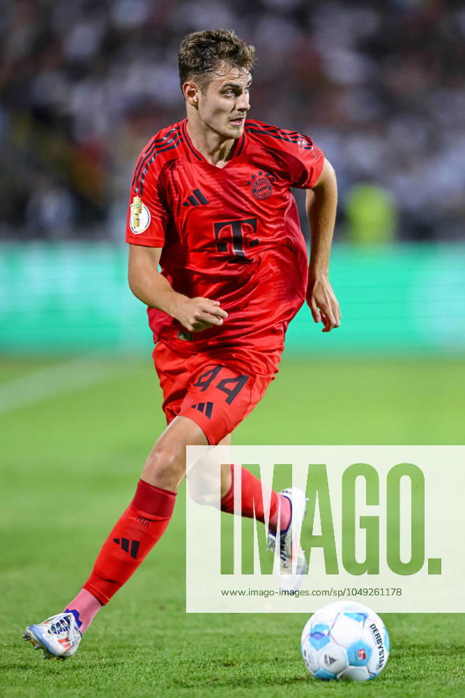 Josip Stanisic (FC Bayern Muenchen) in Aktion, am Ball, Einzelaktion waehrend des DFB-Pokal - erstrunden Spiels zwischen dem SSV Ulm 1846 Fussball und FC Bayern München im Donaustadion am 16. August 2024 in Ulm, Deutschland. (Foto von Harry Langer DeFodi Images) +++ Josip Stanisic (FC Bayern Muenchen) controls the Ball during the DFB-Pokal - First Round match between SSV Ulm 1846 Fussball and FC Bayern Muenchen at Donaustadion on August 16, 2024 in Ulm, Germany. (Photo by Harry Langer DeFodi Images) DFB DFL REGULATIONS PROHIBIT ANY USE OF PHOTOGRAPHS AS IMAGE SEQUENCES AND OR QUASI-VIDEO. (Photo by Harry Langer DeFodi Images) DFB DFL REGULATIONS PROHIBIT ANY USE OF PHOTOGRAPHS AS IMAGE SEQUENCES AND OR QUASI-VIDEO. Defodi-541_SSVFCB240816_271