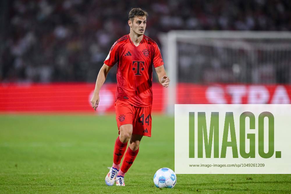 Josip Stanisic (FC Bayern Muenchen) in Aktion, am Ball, Einzelaktion waehrend des DFB-Pokal - erstrunden Spiels zwischen dem SSV Ulm 1846 Fussball und FC Bayern München im Donaustadion am 16. August 2024 in Ulm, Deutschland. (Foto von Harry Langer DeFodi Images) +++ Josip Stanisic (FC Bayern Muenchen) controls the Ball during the DFB-Pokal - First Round match between SSV Ulm 1846 Fussball and FC Bayern Muenchen at Donaustadion on August 16, 2024 in Ulm, Germany. (Photo by Harry Langer DeFodi Images) DFB DFL REGULATIONS PROHIBIT ANY USE OF PHOTOGRAPHS AS IMAGE SEQUENCES AND OR QUASI-VIDEO. (Photo by Harry Langer DeFodi Images) DFB DFL REGULATIONS PROHIBIT ANY USE OF PHOTOGRAPHS AS IMAGE SEQUENCES AND OR QUASI-VIDEO. Defodi-541_SSVFCB240816_337