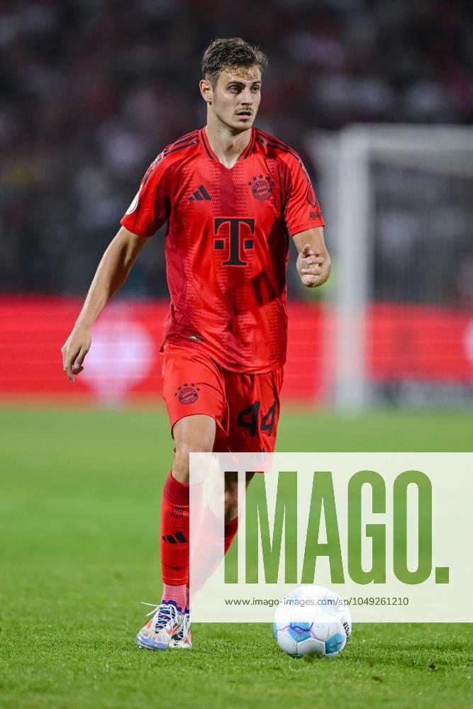 Josip Stanisic (FC Bayern Muenchen) in Aktion, am Ball, Einzelaktion waehrend des DFB-Pokal - erstrunden Spiels zwischen dem SSV Ulm 1846 Fussball und FC Bayern München im Donaustadion am 16. August 2024 in Ulm, Deutschland. (Foto von Harry Langer DeFodi Images) +++ Josip Stanisic (FC Bayern Muenchen) controls the Ball during the DFB-Pokal - First Round match between SSV Ulm 1846 Fussball and FC Bayern Muenchen at Donaustadion on August 16, 2024 in Ulm, Germany. (Photo by Harry Langer DeFodi Images) DFB DFL REGULATIONS PROHIBIT ANY USE OF PHOTOGRAPHS AS IMAGE SEQUENCES AND OR QUASI-VIDEO. (Photo by Harry Langer DeFodi Images) DFB DFL REGULATIONS PROHIBIT ANY USE OF PHOTOGRAPHS AS IMAGE SEQUENCES AND OR QUASI-VIDEO. Defodi-541_SSVFCB240816_338