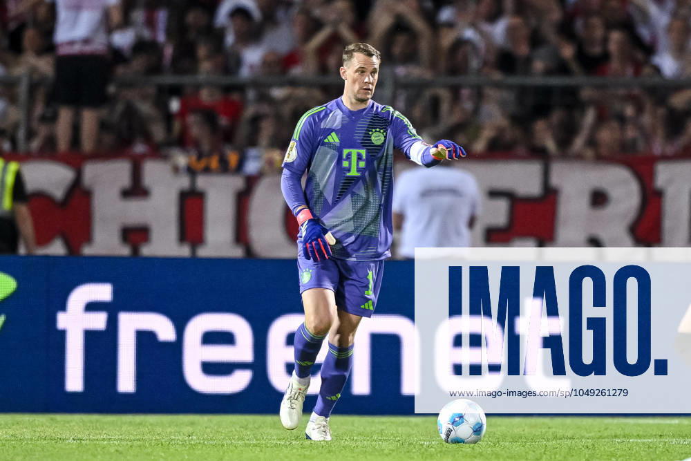 Torwart Manuel Neuer (FC Bayern Muenchen) in Aktion, am Ball, Einzelaktion waehrend des DFB-Pokal - erstrunden Spiels zwischen dem SSV Ulm 1846 Fussball und FC Bayern München im Donaustadion am 16. August 2024 in Ulm, Deutschland. (Foto von Harry Langer DeFodi Images) +++ Torwart Manuel Neuer (FC Bayern Muenchen) controls the Ball during the DFB-Pokal - First Round match between SSV Ulm 1846 Fussball and FC Bayern Muenchen at Donaustadion on August 16, 2024 in Ulm, Germany. (Photo by Harry Langer DeFodi Images) DFB DFL REGULATIONS PROHIBIT ANY USE OF PHOTOGRAPHS AS IMAGE SEQUENCES AND OR QUASI-VIDEO. (Photo by Harry Langer DeFodi Images) DFB DFL REGULATIONS PROHIBIT ANY USE OF PHOTOGRAPHS AS IMAGE SEQUENCES AND OR QUASI-VIDEO. Defodi-541_SSVFCB240816_406
