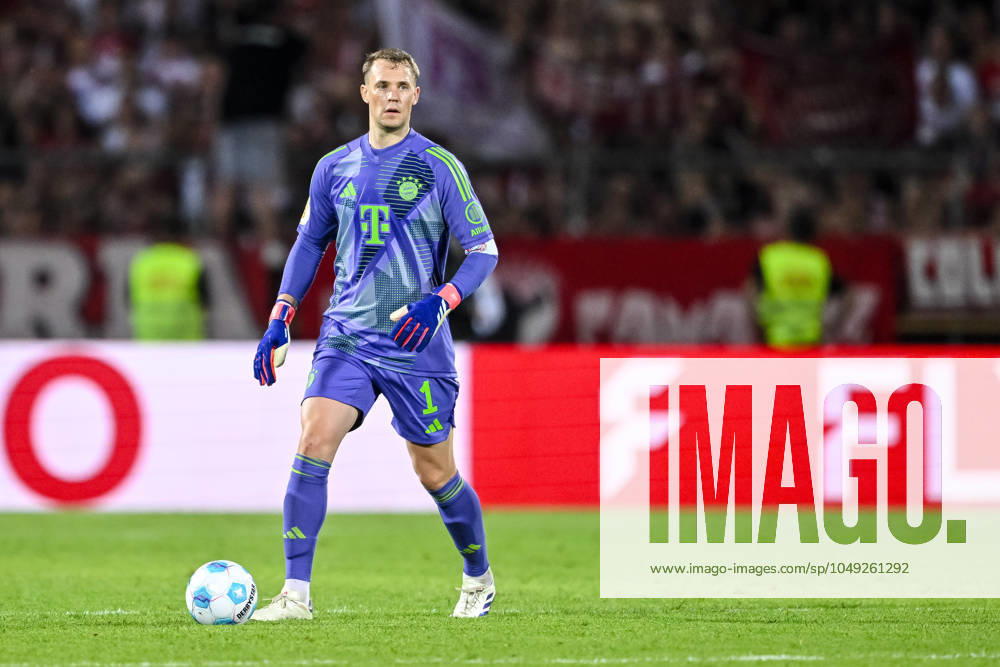 Torwart Manuel Neuer (FC Bayern Muenchen) in Aktion, am Ball, Einzelaktion waehrend des DFB-Pokal - erstrunden Spiels zwischen dem SSV Ulm 1846 Fussball und FC Bayern München im Donaustadion am 16. August 2024 in Ulm, Deutschland. (Foto von Harry Langer DeFodi Images) +++ Torwart Manuel Neuer (FC Bayern Muenchen) controls the Ball during the DFB-Pokal - First Round match between SSV Ulm 1846 Fussball and FC Bayern Muenchen at Donaustadion on August 16, 2024 in Ulm, Germany. (Photo by Harry Langer DeFodi Images) DFB DFL REGULATIONS PROHIBIT ANY USE OF PHOTOGRAPHS AS IMAGE SEQUENCES AND OR QUASI-VIDEO. (Photo by Harry Langer DeFodi Images) DFB DFL REGULATIONS PROHIBIT ANY USE OF PHOTOGRAPHS AS IMAGE SEQUENCES AND OR QUASI-VIDEO. Defodi-541_SSVFCB240816_429