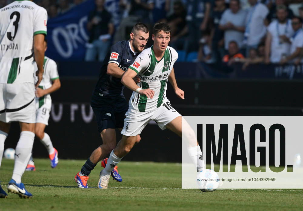 Philipp Sander (Borussia Moenchengladbach), Matus Bero (VfL Bochum) 31.08.2024, Fussball 1. Bundesliga, 2. Spieltag, Saison 2024 2025 VfL Bochum - Borussia Mönchengladbach 0:2 Bochum Vonovia Ruhrstadion Nordrhein Westfalen Deutschland