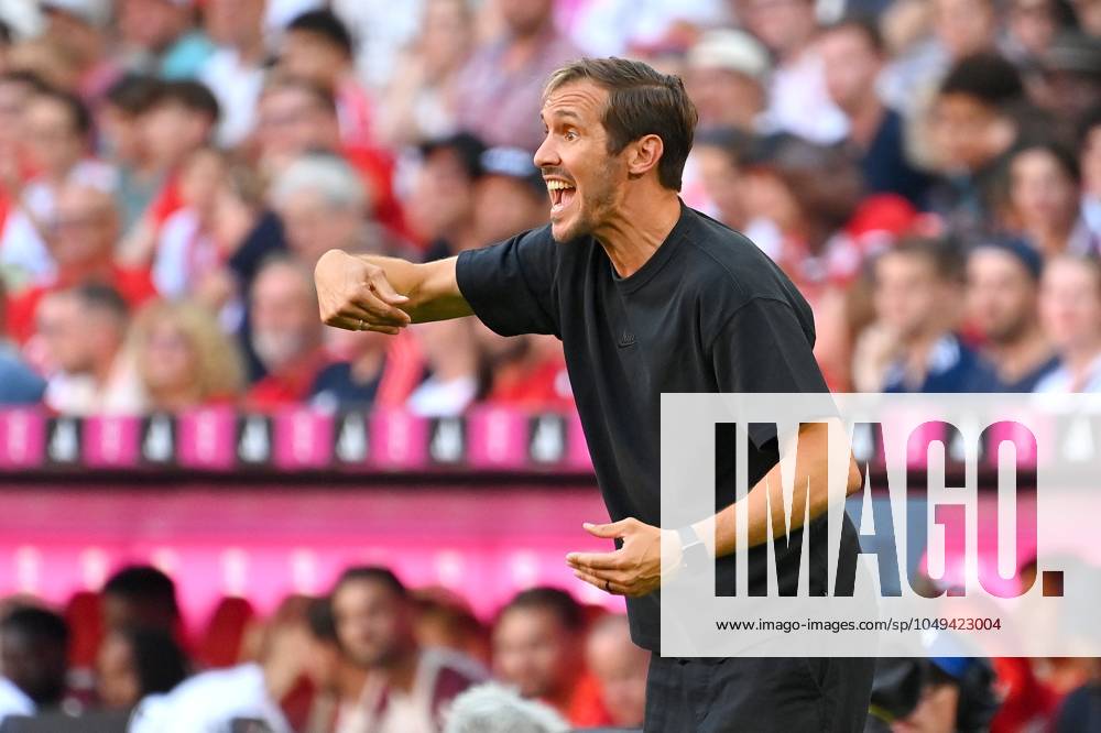 Trainer Julian SCHUSTER (SC Freiburg), Gestik,gibt Anweisungen, Einzelbild,angeschnittenes Einzelmotiv,Halbfigur,halbe Figur. Fussball 1. Bundesliga Saison 2024 2025, 2.Spieltag, Spieltag02 FC Bayern Muenchen - SC Freiburg am 01.09.2024, A L L I A N Z A R E N A.