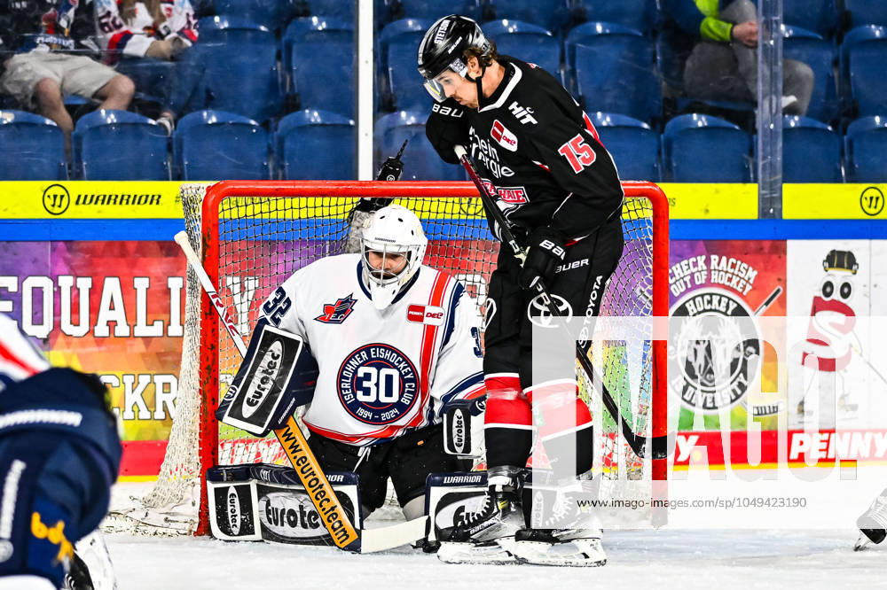 Louis-Marc Aubry (Koelner Haie, 15) Hendrik Hane (Iserlohn Roosters, 32), GER, Iserlohn Roosters vs. Koelner Haie, Eishockey, TIMOCOM NRW-Cup, Finale, Spielzeit 2023 2024, 01.09.2024, GER, Iserlohn Roosters vs. Koelner Haie, Eishockey, TIMOCOM NRW-Cup, Finale, Spielzeit 2024 2025, 01.09.2024 Krefeld