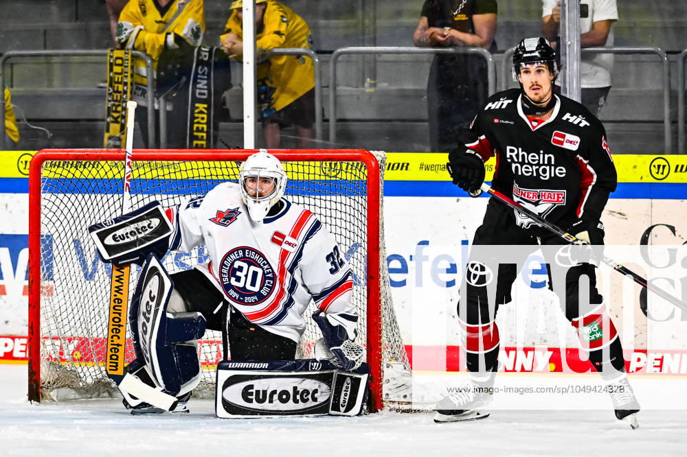 Hendrik Hane (Iserlohn Roosters, 32) Louis-Marc Aubry (Koelner Haie, 15), GER, Iserlohn Roosters vs. Koelner Haie, Eishockey, TIMOCOM NRW-Cup, Finale, Spielzeit 2023 2024, 01.09.2024, GER, Iserlohn Roosters vs. Koelner Haie, Eishockey, TIMOCOM NRW-Cup, Finale, Spielzeit 2024 2025, 01.09.2024 Krefeld