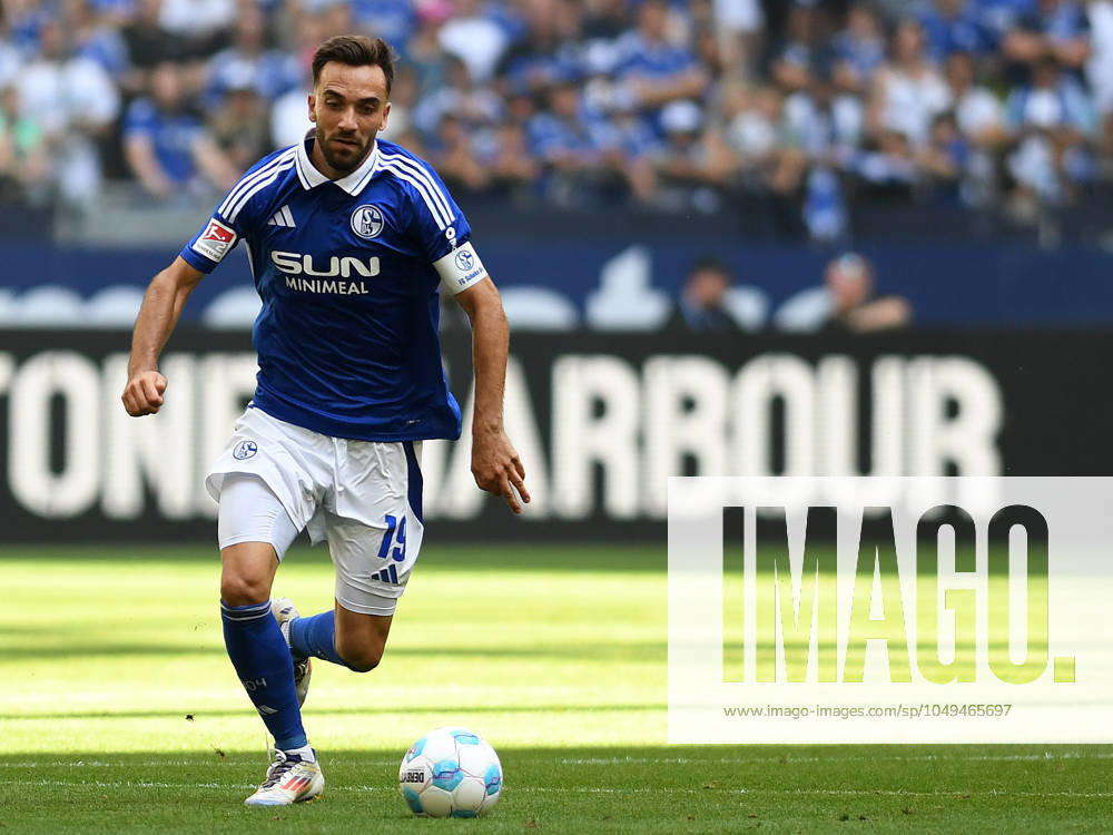 Kenan Karaman (FC Schalke 04) in Aktion, am Ball, Einzelaktion waehrend des Spiels der 2. Bundesliga zwischen FC Schalke 04 und 1. FC Köln in der Veltins-Arena am 01. September 2024 in Gelsenkirchen, Deutschland. (Foto von Ralf Treese DeFodi Images) +++ Kenan Karaman (FC Schalke 04) controls the ball during the 2. Bundesliga match between FC Schalke 04 and 1. FC Köln at Veltins-Arena on September 1, 2024 in Gelsenkirchen, Germany. (Photo by Ralf Treese DeFodi Images) DFB DFL REGULATIONS PROHIBIT ANY USE OF PHOTOGRAPHS AS IMAGE SEQUENCES AND OR QUASI-VIDEO. Defodi-521_S04KOE20240901_115