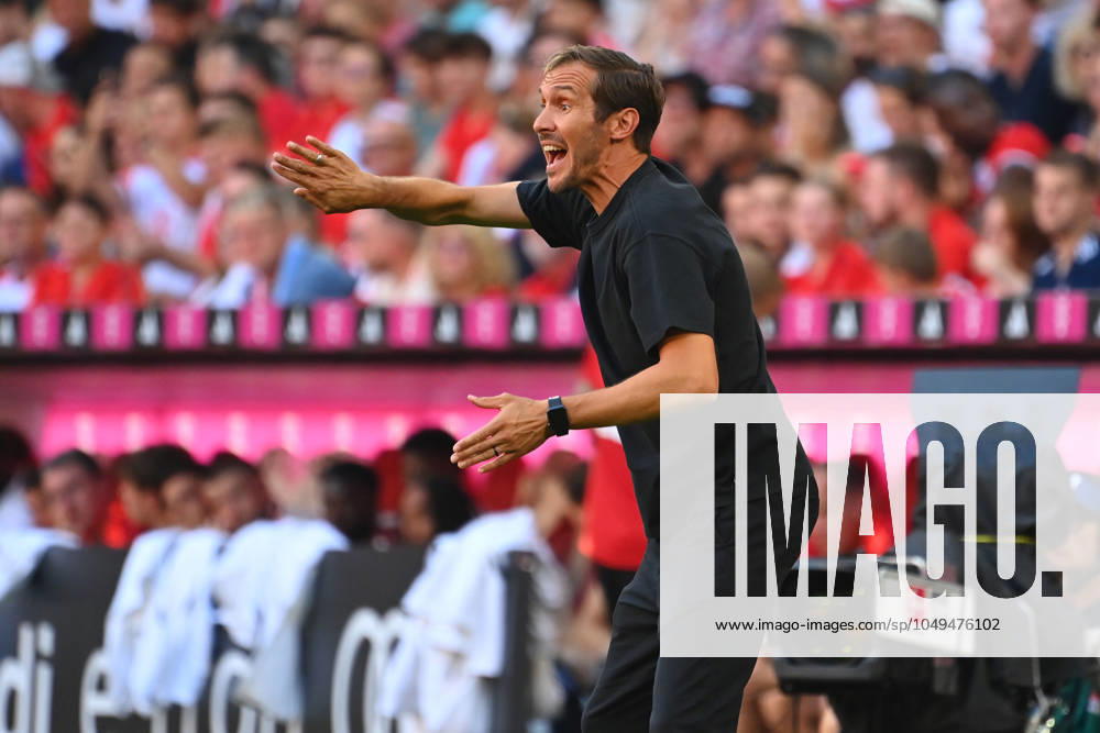 Trainer Julian SCHUSTER (SC Freiburg), Gestik,gibt Anweisungen, Einzelbild,angeschnittenes Einzelmotiv,Halbfigur,halbe Figur. Fussball 1. Bundesliga Saison 2024 2025, 2.Spieltag, Spieltag02 FC Bayern Muenchen - SC Freiburg 2-0 am 01.09.2024, A L L I A N Z A R E N A.