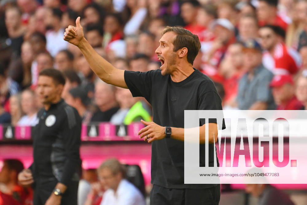 Trainer Julian SCHUSTER (SC Freiburg), Gestik,gibt Anweisungen, Einzelbild,angeschnittenes Einzelmotiv,Halbfigur,halbe Figur. Fussball 1. Bundesliga Saison 2024 2025, 2.Spieltag, Spieltag02 FC Bayern Muenchen - SC Freiburg 2-0 am 01.09.2024, A L L I A N Z A R E N A.