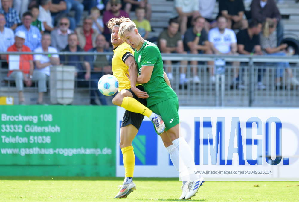 GER, Fussball, Regionalliga West, Saison 2024 2025, 06. Spieltag, Ohlendorf Stadion im Heidewald, Gütersloh FC Gütersloh - SV Eintracht Hohkeppel 3 : 0 Leo Weichert (FC Gütersloh, rechts) gegen Enzo Wirtz (Eintracht Hohkeppel), Aktion, Duell, Zweikampf