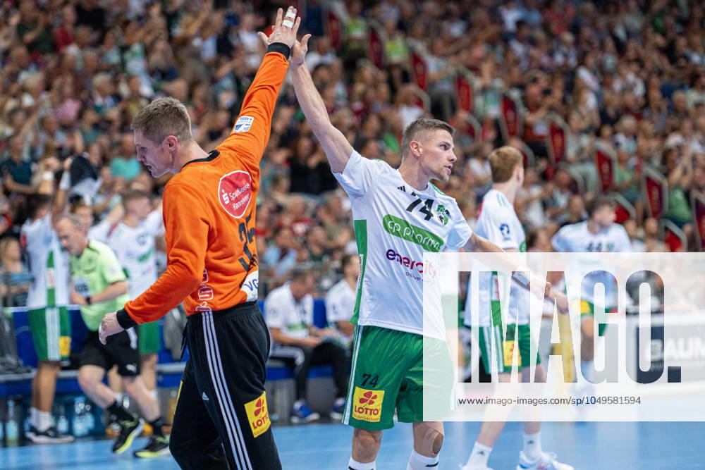 Joel Birlehm (TSV Hannover-Burgdorf, Nr. 35) Vincent Büchner (TSV Hannover-Burgdorf, Nr. 74) (v.l.), TSV Hannover-Burgdorf (weiss) gegen VfL Gummersbach (blau) am 1. Spieltag der Saison 2024 2025 in der DAIKIN Handball-Bundesliga (05.09.2024, ZAG Arena (Hannover, GER),