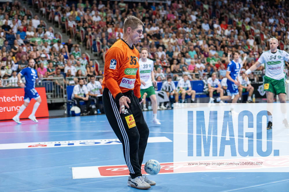 Joel Birlehm (TSV Hannover-Burgdorf, Nr. 35) (v.l.), TSV Hannover-Burgdorf (weiss) gegen VfL Gummersbach (blau) am 1. Spieltag der Saison 2024 2025 in der DAIKIN Handball-Bundesliga (05.09.2024, ZAG Arena (Hannover, GER),
