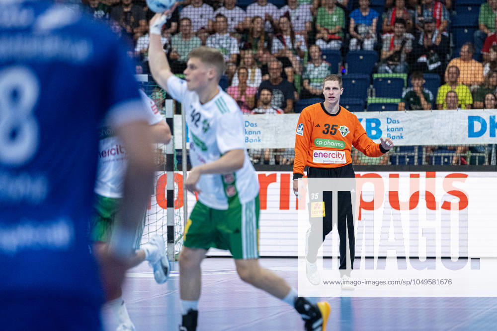 Joel Birlehm (TSV Hannover-Burgdorf, Nr. 35) (v.l.), TSV Hannover-Burgdorf (weiss) gegen VfL Gummersbach (blau) am 1. Spieltag der Saison 2024 2025 in der DAIKIN Handball-Bundesliga (05.09.2024, ZAG Arena (Hannover, GER),