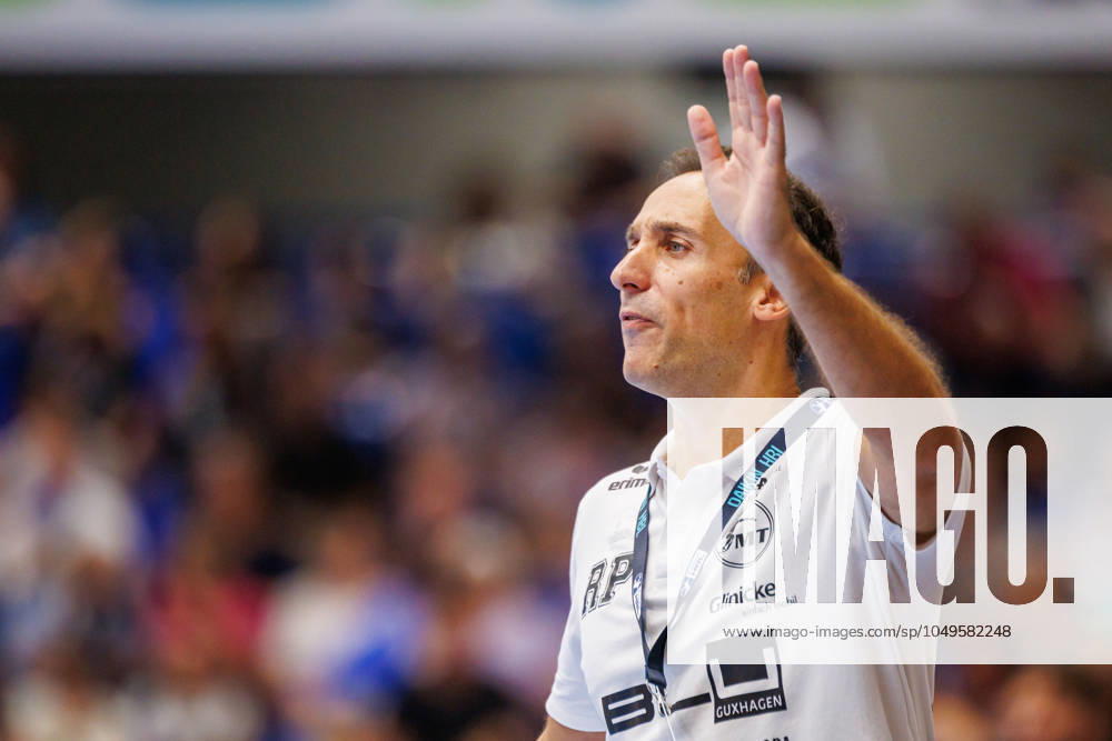 Roberto Garcia Parrondo (MT Melsungen, Trainer) gestikuliert GER, TBV Lemgo Lippe vs. MT Melsungen, Handball, 1. Bundesliga, 1. Spieltag, Spielzeit 2024 2025, 05.09.2024 GER, TBV Lemgo Lippe vs. MT Melsungen, Handball, 1. Bundesliga, 1. Spieltag, Spielzeit 2024 2025, 05.09.2024 Lemgo