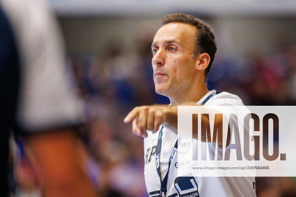 Roberto Garcia Parrondo (MT Melsungen, Trainer) gestikuliert GER, TBV Lemgo Lippe vs. MT Melsungen, Handball, 1. Bundesliga, 1. Spieltag, Spielzeit 2024 2025, 05.09.2024 GER, TBV Lemgo Lippe vs. MT Melsungen, Handball, 1. Bundesliga, 1. Spieltag, Spielzeit 2024 2025, 05.09.2024 Lemgo