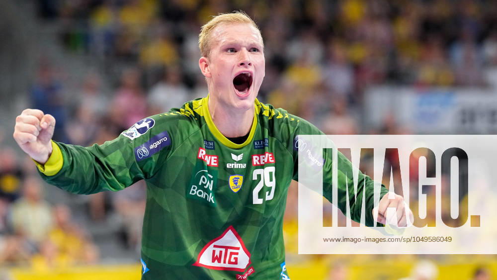 David Späth (Torwart, RNL, 29), Spieler der Rhein-Neckar-Löwen, Einzelbild, Einzelfoto, Aktion, Action, Jubel, jubeln, jubelt, celebration, Freude, freuen, freut sich, zuversichtlich, optimistisch, positiv, Spielszene, Action, Aktion, 05.09.2024, Mannheim (Deutschland), Handball, Bundesliga, Rhein-Neckar Löwen - THW Kiel