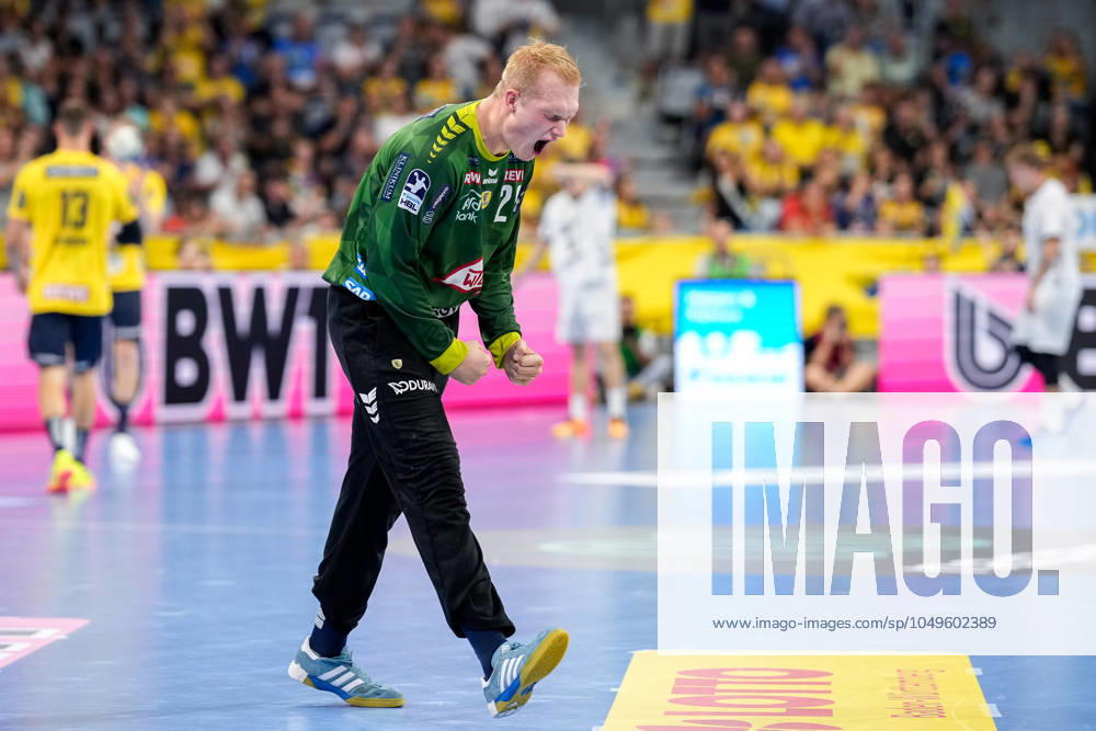 David Späth (Torwart, RNL, 29), Spieler der Rhein-Neckar-Löwen, Freisteller, Ganzkörper, Einzelbild, Einzelfoto, Aktion, Action, Jubel, jubeln, jubelt, celebration, Freude, freuen, freut sich, zuversichtlich, optimistisch, positiv, Spielszene, 05.09.2024, Mannheim (Deutschland), Handball, Bundesliga, Rhein-Neckar Löwen - THW Kiel