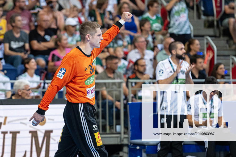 Joel Birlehm (TSV Hannover-Burgdorf, Nr. 35) (v.l.), TSV Hannover-Burgdorf (weiss) gegen VfL Gummersbach (blau) am 1. Spieltag der Saison 2024 2025 in der DAIKIN Handball-Bundesliga (05.09.2024, ZAG Arena (Hannover, GER),