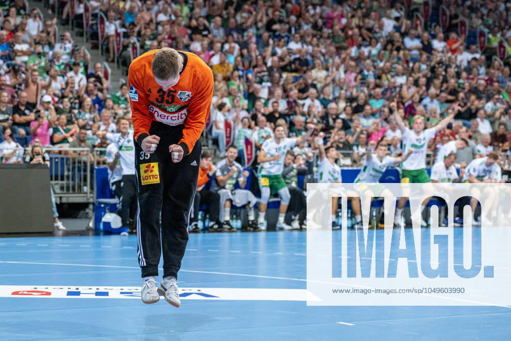 Joel Birlehm (TSV Hannover-Burgdorf, Nr. 35) (v.l.), TSV Hannover-Burgdorf (weiss) gegen VfL Gummersbach (blau) am 1. Spieltag der Saison 2024 2025 in der DAIKIN Handball-Bundesliga (05.09.2024, ZAG Arena (Hannover, GER),