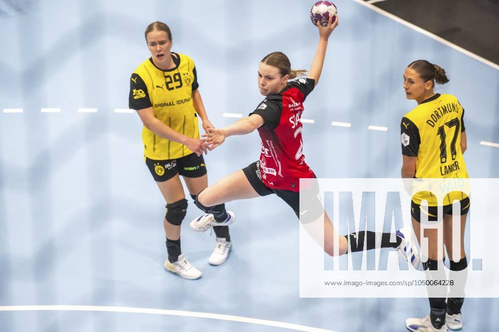 Handball Frauen 1. Bundesliga Frauen Saison 2024-2025 Salzhalle 2. Spieltag Thüringer HC - Borussia Dortmund im Foto: Anna Szabo 28 (Thüringer HC) im Zweikampf mit Alicia Langer 17 (Borussia Dortmund) und Emma Olsson 29 (Borussia Dortmund) ( Deutschland Thueringen Bad Langensalza