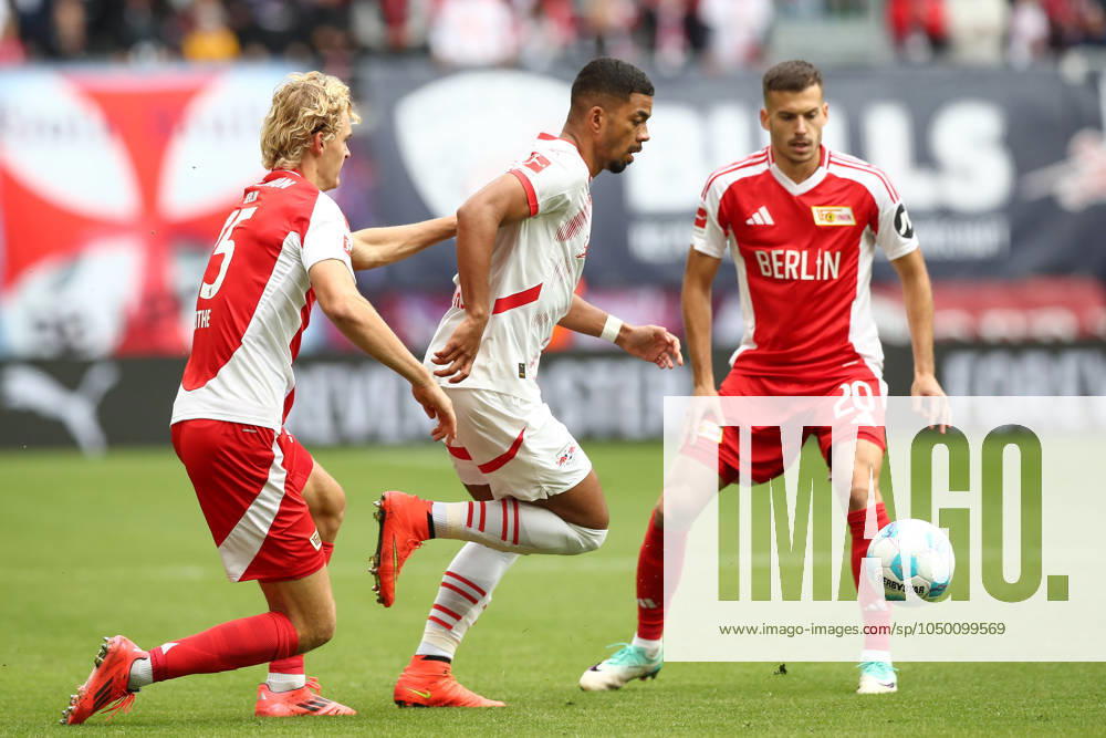 Fussball 1. Bundesliga, RB Leipzig - 1. FC Union Berlin, v.l. Tom Rothe (Union Berlin, 15), Benjamin Henrichs (Leipzig) Zweikampf, Duell, Kampf, tackle Zweikampf, Duell, Kampf, tackle Leipzig