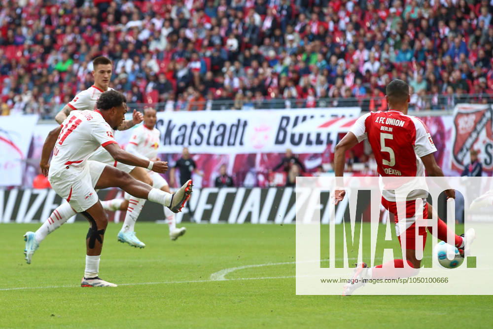 Fussball 1. Bundesliga, RB Leipzig - 1. FC Union Berlin, v.l. Lois Openda (Leipzig, 11) schiesst den Ball aufs Tor, Torschuss, Schuss Leipzig