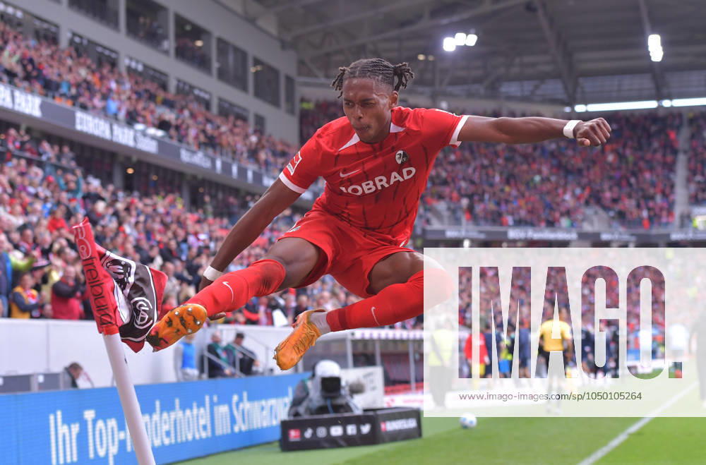 Fussball 1.Bundesliga, SC Freiburg - VfL Bochum, v.l. Junior Adamu (SC Freiburg), Goal scored, Tor zum 2:1, celebrate the goal, Torjubel , Jubel, jubeln, jubelt, Freiburg
