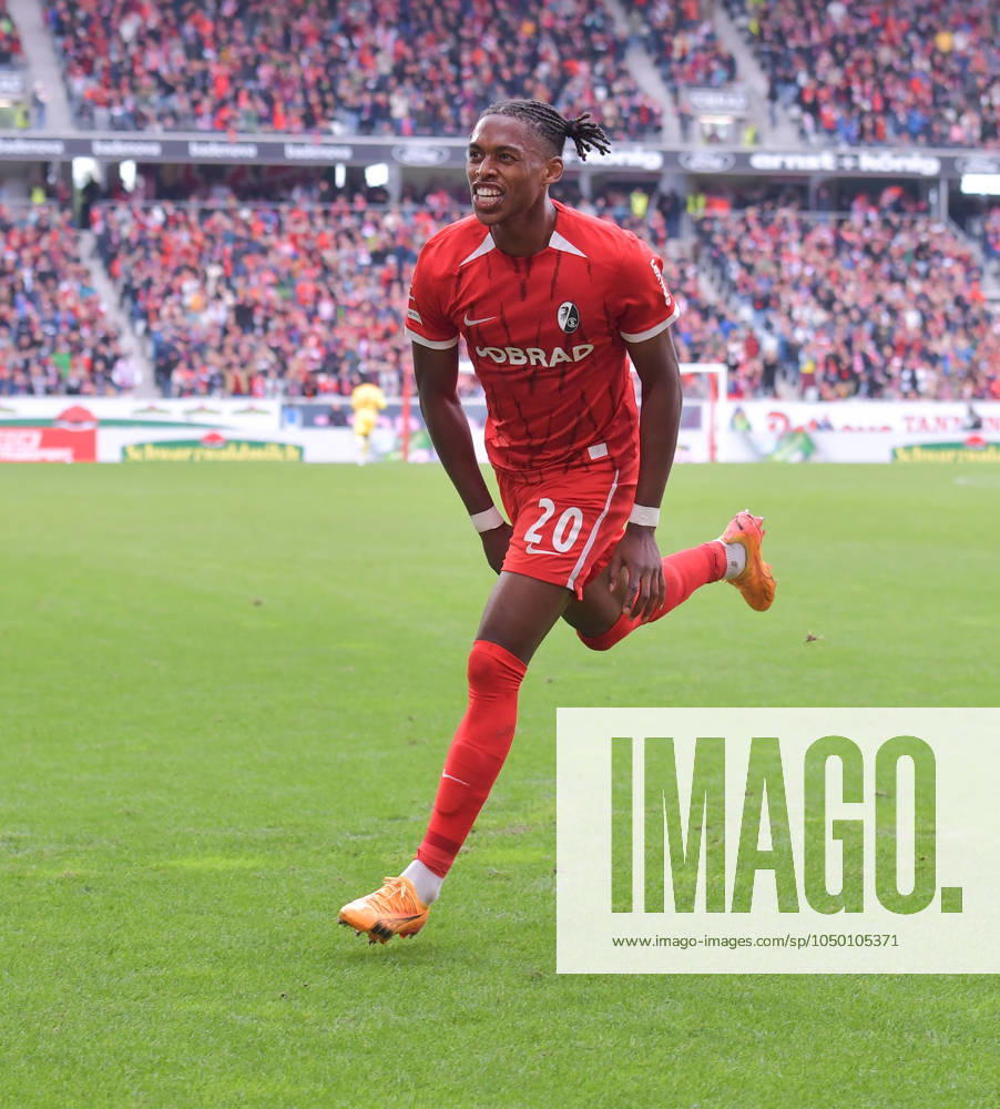 Fussball 1.Bundesliga, SC Freiburg - VfL Bochum, v.l. Junior Adamu (SC Freiburg), Goal scored, Tor zum 2:1, celebrate the goal, Torjubel , Jubel, jubeln, jubelt, Freiburg