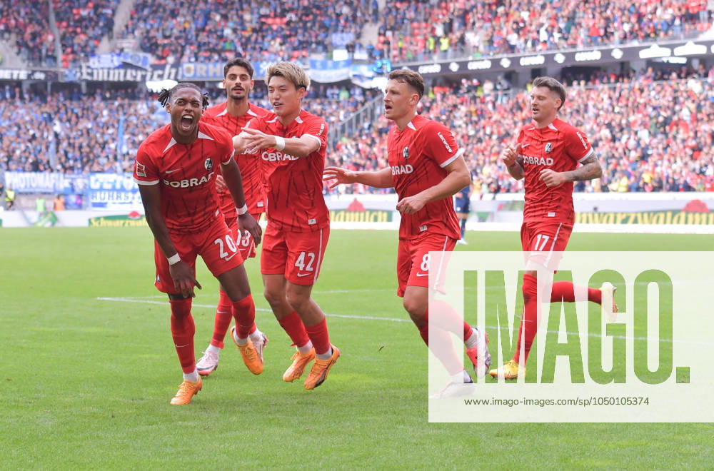 Fussball 1.Bundesliga, SC Freiburg - VfL Bochum, v.l. Junior Adamu (SC Freiburg), Goal scored, Tor zum 2:1, celebrate the goal, Torjubel , Jubel, jubeln, jubelt, Freiburg
