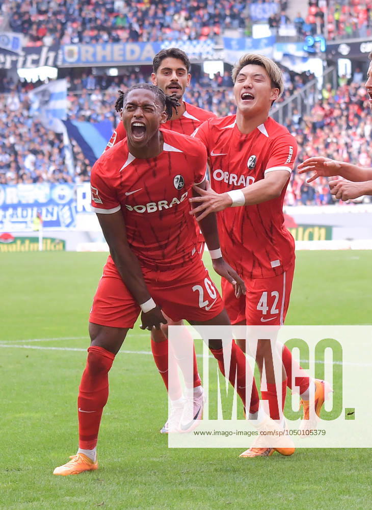 Fussball 1.Bundesliga, SC Freiburg - VfL Bochum, v.l. Junior Adamu (SC Freiburg), Goal scored, Tor zum 2:1, celebrate the goal, Torjubel , Jubel, jubeln, jubelt, Eren Dinkci (SC Freiburg), Ritsu Doan (SC Freiburg) Freiburg