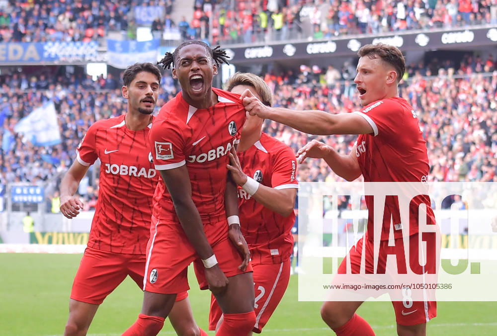 Fussball 1.Bundesliga, SC Freiburg - VfL Bochum, v.l. Junior Adamu (SC Freiburg), Goal scored, Tor zum 2:1, celebrate the goal, Torjubel , Jubel, jubeln, jubelt, Eren Dinkci (SC Freiburg), Junior Adamu (SC Freiburg), Ritsu Doan (SC Freiburg), Maximilian Eggestein (SC Freiburg) Freiburg