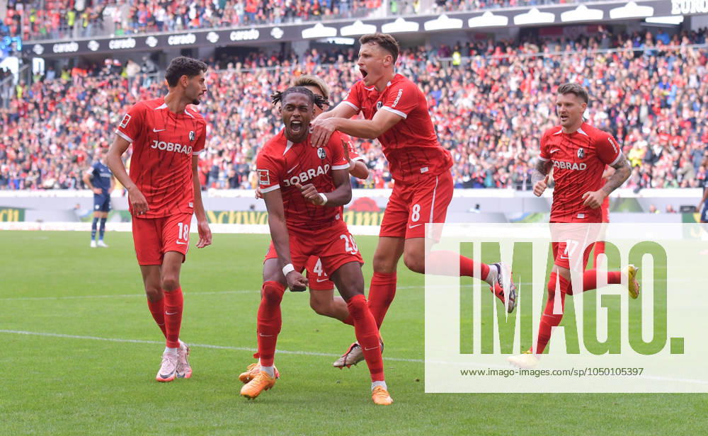 Fussball 1.Bundesliga, SC Freiburg - VfL Bochum, v.l. Junior Adamu (SC Freiburg), Goal scored, Tor zum 2:1, celebrate the goal, Torjubel , Jubel, jubeln, jubelt, Freiburg