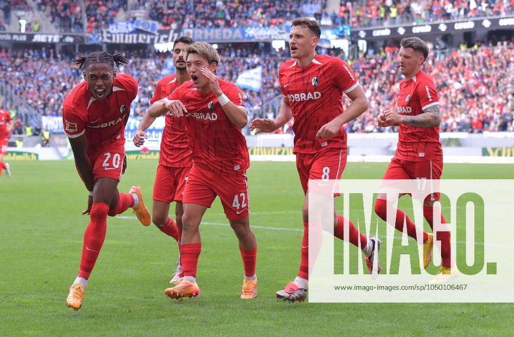 Fussball 1.Bundesliga, SC Freiburg - VfL Bochum, v.l. Junior Adamu (SC Freiburg), Goal scored, Tor zum 2:1, celebrate the goal, Torjubel , Jubel, jubeln, jubelt, Freiburg
