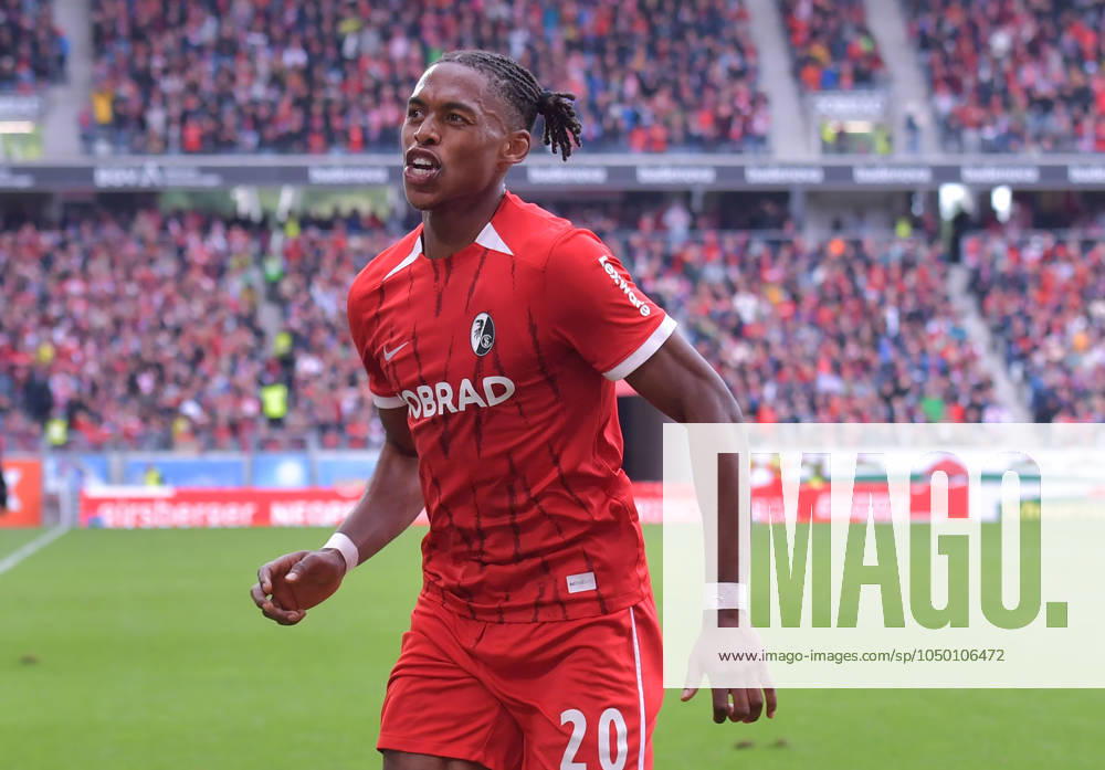 Fussball 1.Bundesliga, SC Freiburg - VfL Bochum, v.l. Junior Adamu (SC Freiburg), Goal scored, Tor zum 2:1, celebrate the goal, Torjubel , Jubel, jubeln, jubelt, Freiburg