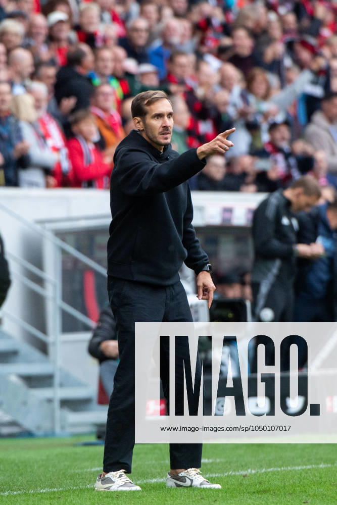 Julian Schuster (SC Freiburg, Trainer) jubelt ueber das Tor zum 2:1, GER, SC Freiburg (SCF) vs VfL Bochum (BOC), Fussball Bundesliga, 3. Spieltag, Saison 2024 2025, 14.09.2024 DFB DFL regulations prohibit any use of photographs as image sequences and or quasi-video GER, SC Freiburg (SCF) vs VfL Bochum (BOC), Fussball Bundesliga, 3. Spieltag, Saison 2024 2025, 14.09.2024 Freiburg