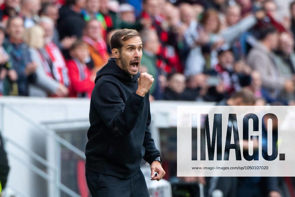 Julian Schuster (SC Freiburg, Trainer) jubelt ueber das Tor zum 2:1, GER, SC Freiburg (SCF) vs VfL Bochum (BOC), Fussball Bundesliga, 3. Spieltag, Saison 2024 2025, 14.09.2024 DFB DFL regulations prohibit any use of photographs as image sequences and or quasi-video GER, SC Freiburg (SCF) vs VfL Bochum (BOC), Fussball Bundesliga, 3. Spieltag, Saison 2024 2025, 14.09.2024 Freiburg